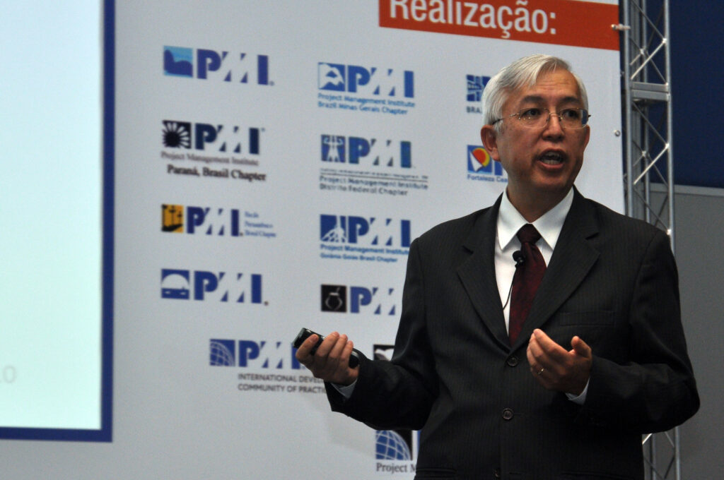 Consultor da Efikato durante apresentação empresarial